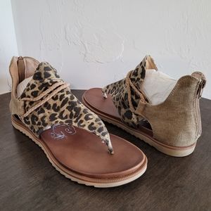 Like New Back Zipper Leopard Sandal